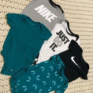 Bundle of 5 baby bodysuits